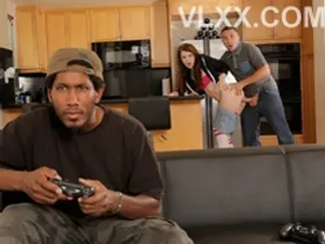 Nữ phóng viên dự báo thời tiết bị mắc kẹt ngủ chung phòng với gã giám đốc tồi tệ