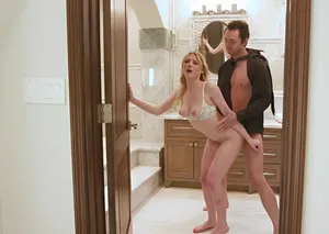 Đi làm thêm, cô gái trẻ bị ông chủ ép bán dâm