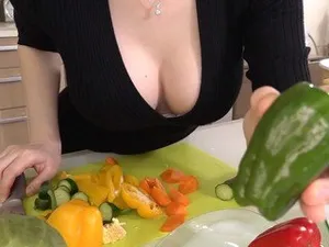 Bố mẹ gửi vể quê, cô gái rảnh rỗi gạ định anh hàng xóm